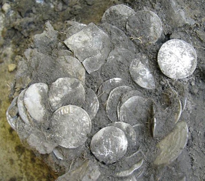 Найденный клад монет (фото - rus.postimees.ee) 